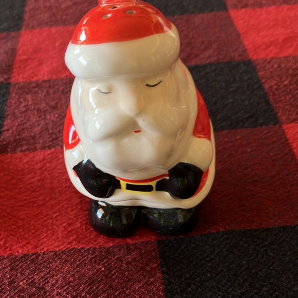 EUC Santa and Mrs Claus salt and pepper shakers - Picture 5 of 9